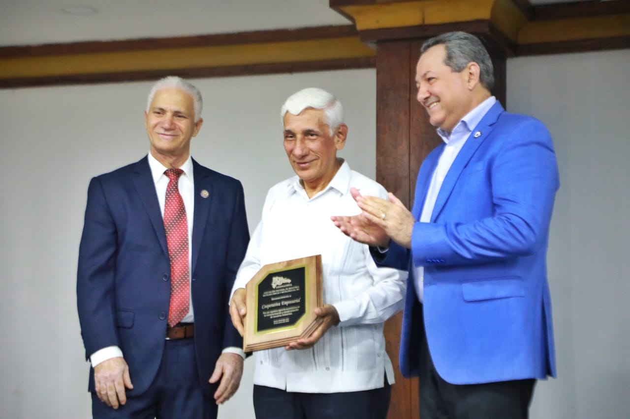 Porfirio Peralta  asiste a acto juramentación de Asonameca.